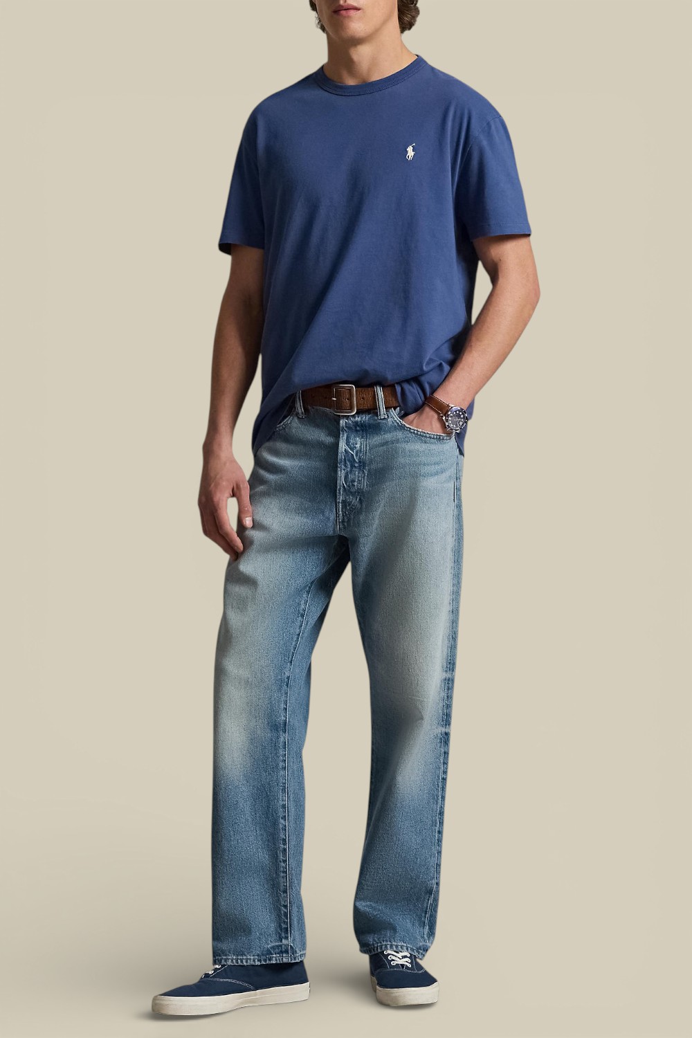 תמונת כל הלוק של חולצת טי